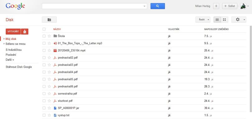 Webové rozhraní velice připomíná Gmail