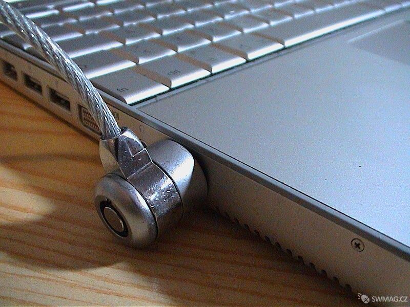 Kensington Security Slot – jednoduché řešení, které odradí zloděje proti krádeží samotného notebooku. O krádež dat se ale nepostará. Zdroj: Wikipedia
