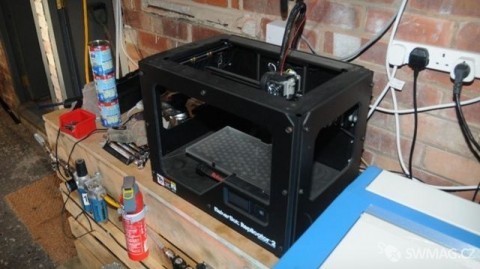 Zabavená 3D tiskárna Marketbot Replicator 2. Zdroj: The Verge